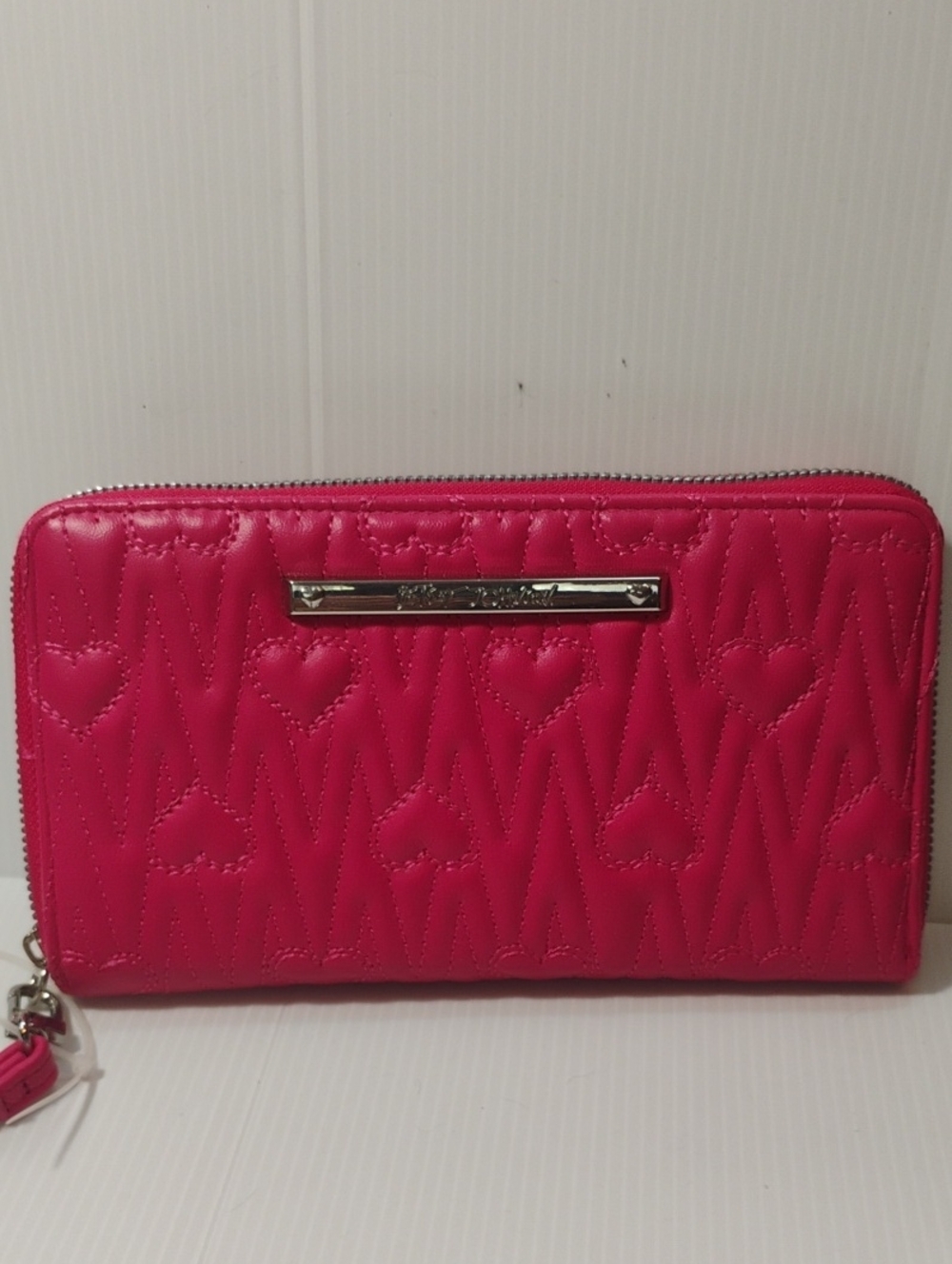 Ffuchsia-pink Betsey Johnson zip-around wallet w/embossed puffy heart chevron
